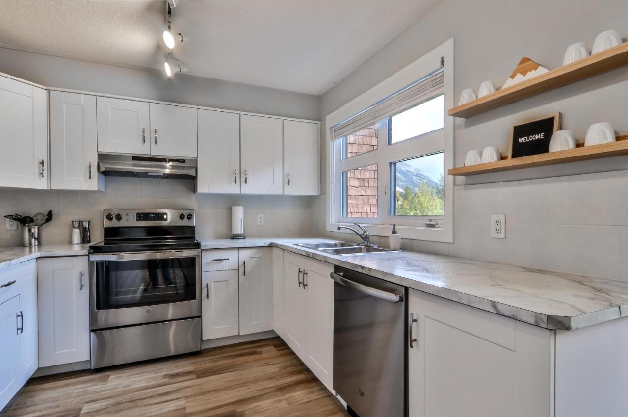 Charming 1 Bdrm Plus Loft With Views Managed By Little Sister Getaways Canmore Buitenkant foto