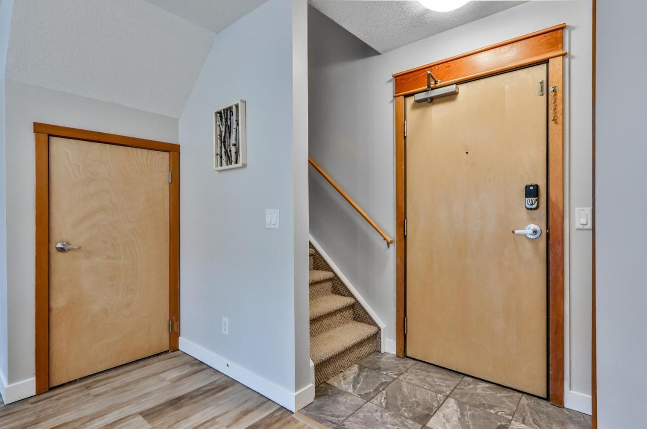 Charming 1 Bdrm Plus Loft With Views Managed By Little Sister Getaways Canmore Buitenkant foto