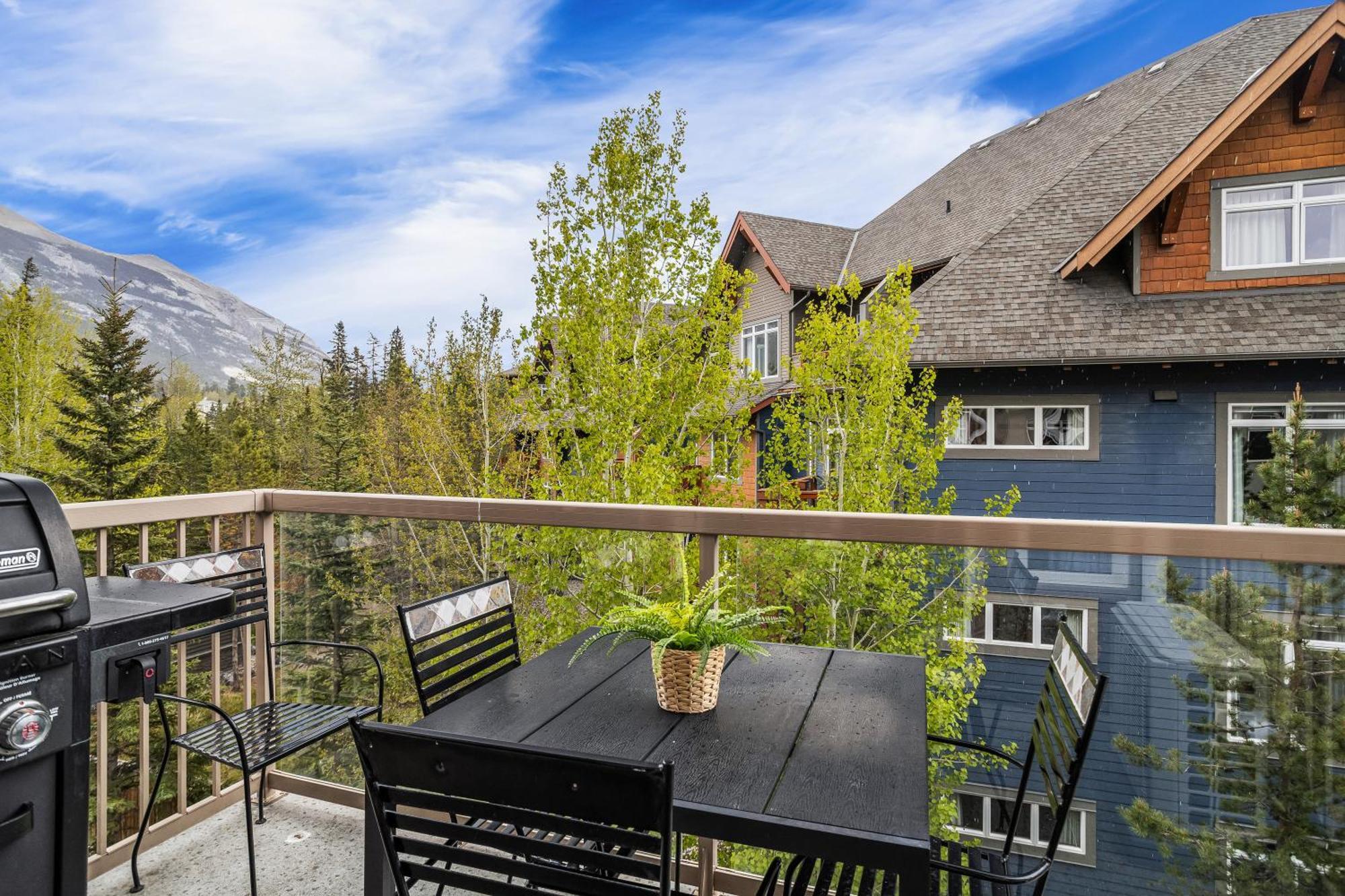 Charming 1 Bdrm Plus Loft With Views Managed By Little Sister Getaways Canmore Buitenkant foto