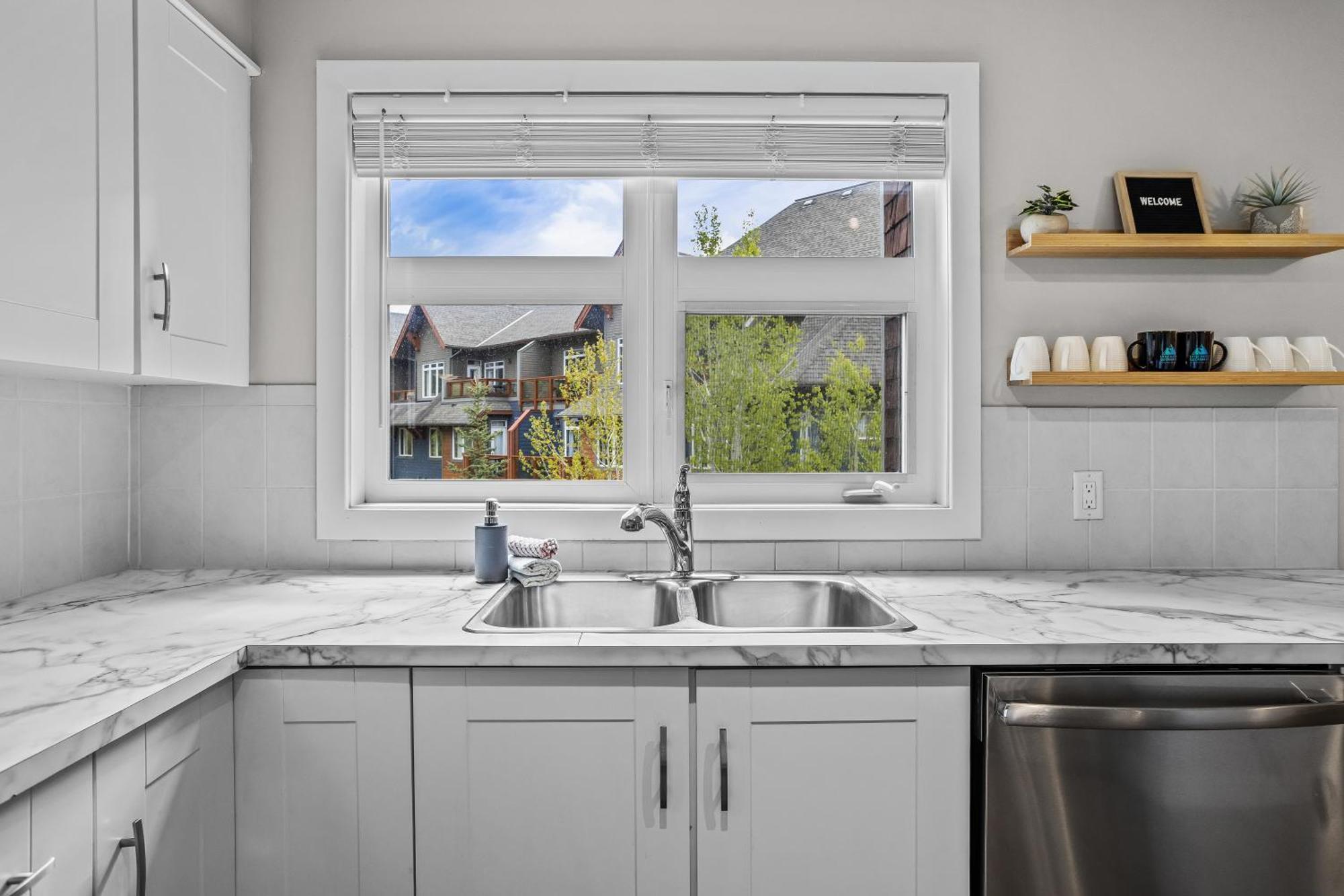 Charming 1 Bdrm Plus Loft With Views Managed By Little Sister Getaways Canmore Buitenkant foto