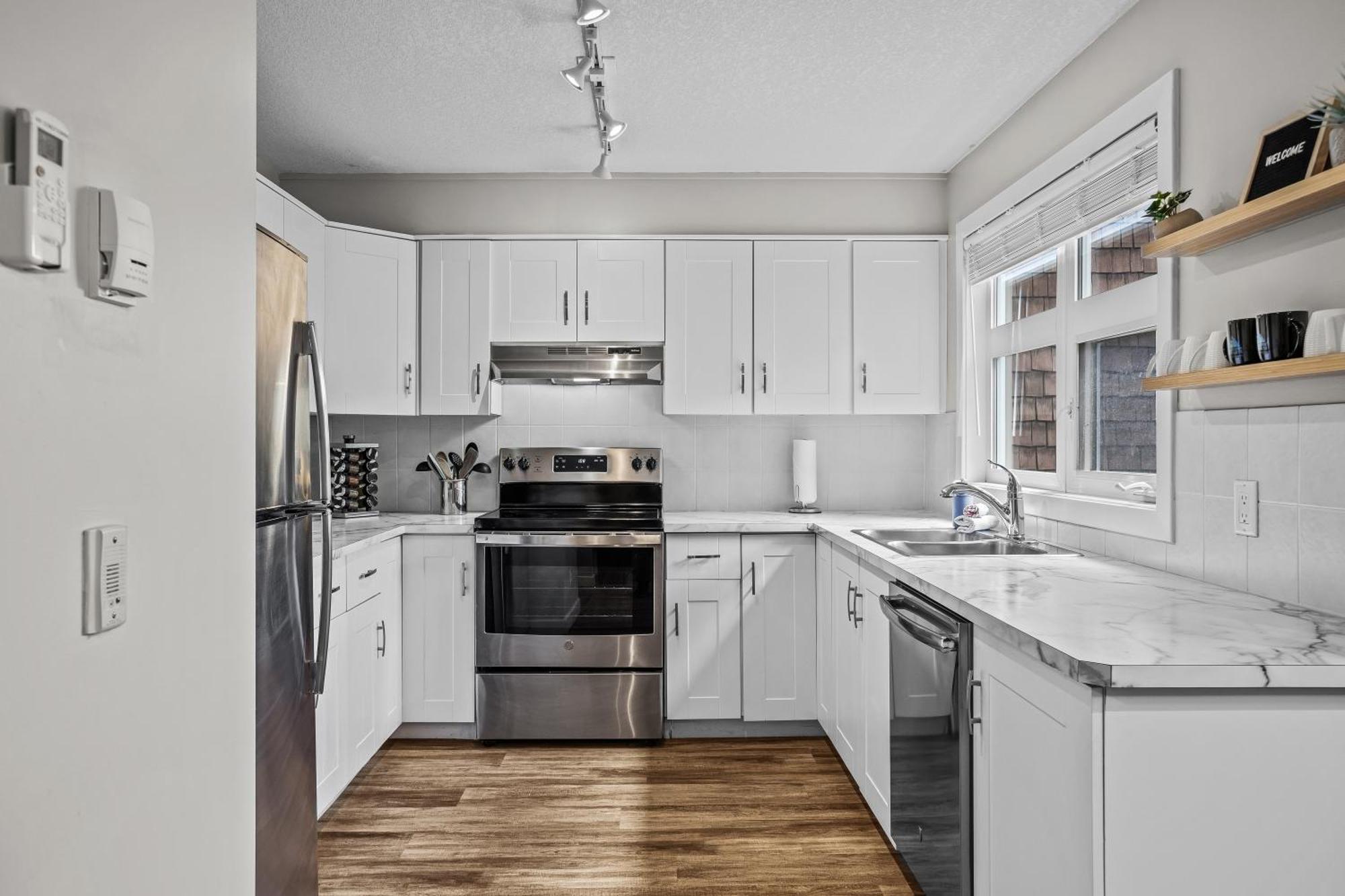 Charming 1 Bdrm Plus Loft With Views Managed By Little Sister Getaways Canmore Buitenkant foto