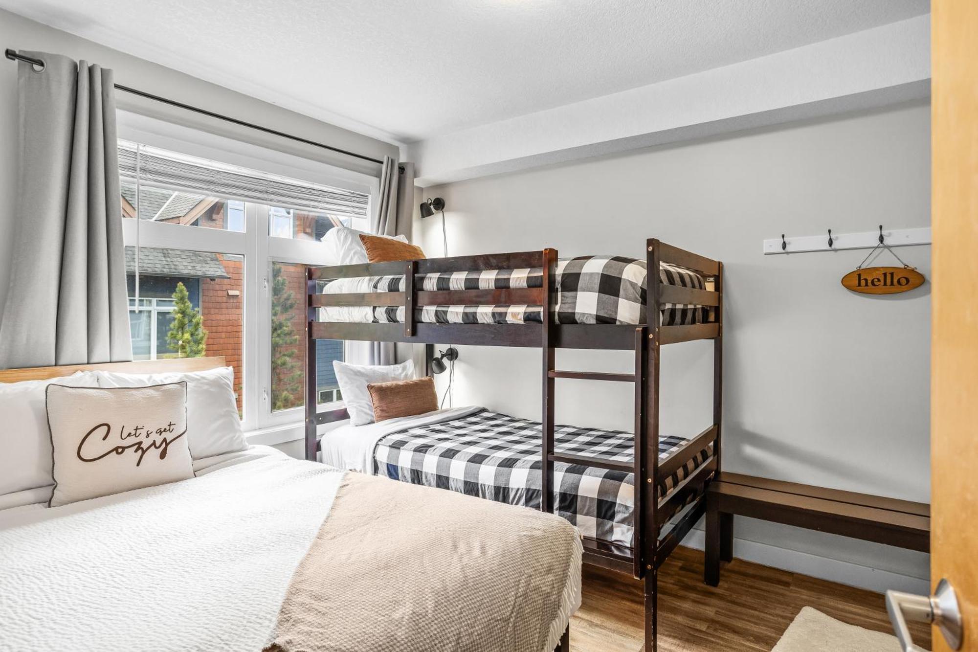 Charming 1 Bdrm Plus Loft With Views Managed By Little Sister Getaways Canmore Buitenkant foto